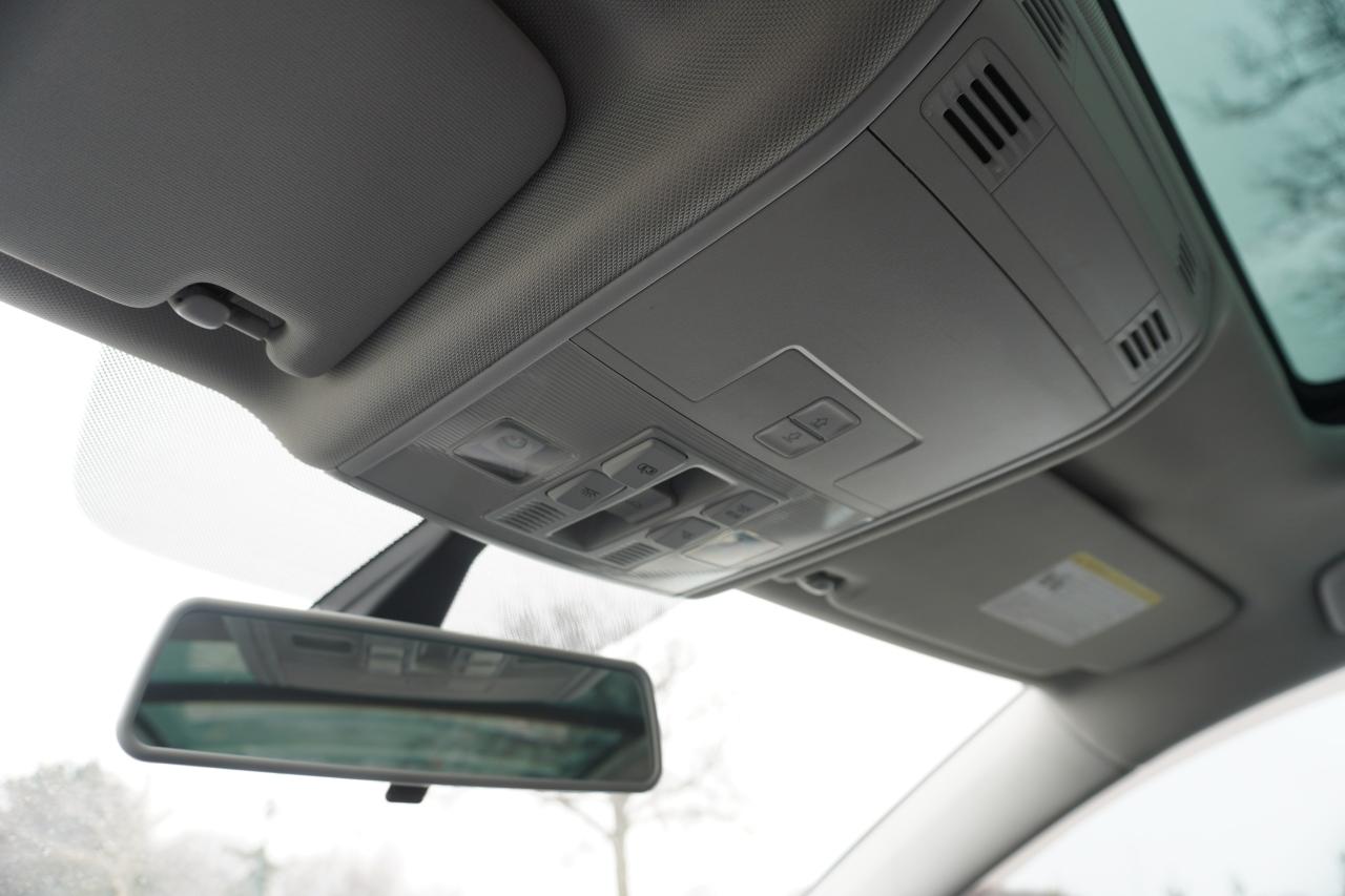 2017 Volkswagen Golf SportWagen 1 OWNER / MANUAL / LEATHER / PANOROOF / VERSATILE Photo