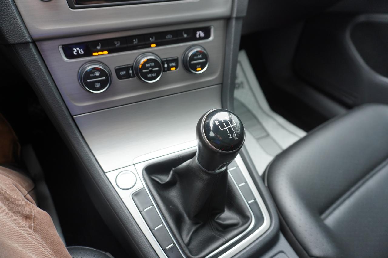 2017 Volkswagen Golf SportWagen 1 OWNER / MANUAL / LEATHER / PANOROOF / VERSATILE Photo