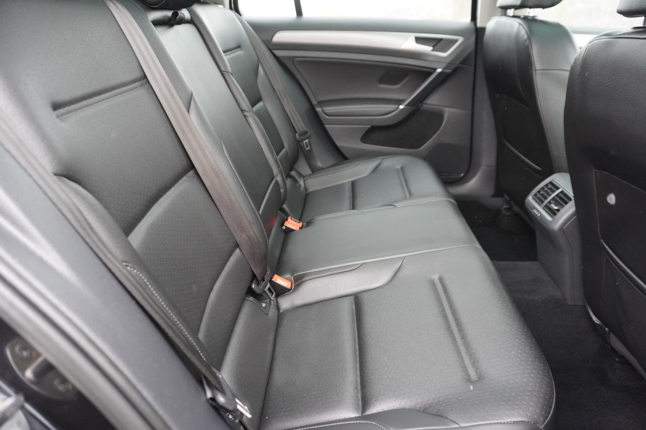 2017 Volkswagen Golf SportWagen 1 OWNER / MANUAL / LEATHER / PANOROOF / VERSATILE Photo