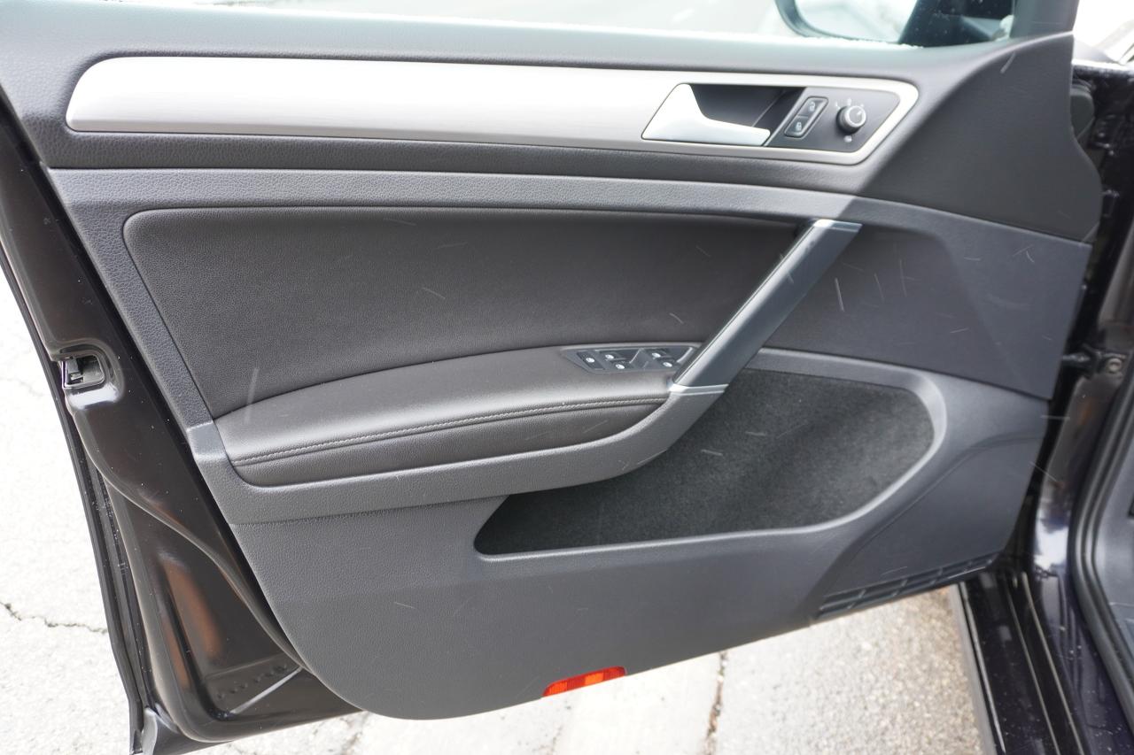 2017 Volkswagen Golf SportWagen 1 OWNER / MANUAL / LEATHER / PANOROOF / VERSATILE Photo