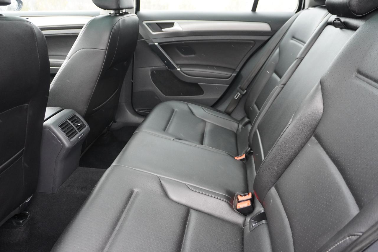 2017 Volkswagen Golf SportWagen 1 OWNER / MANUAL / LEATHER / PANOROOF / VERSATILE Photo