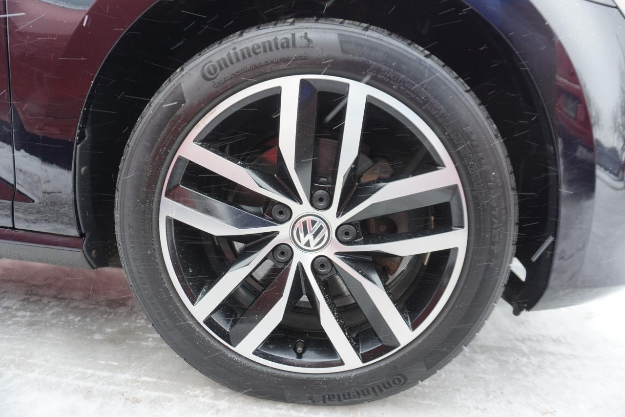 2017 Volkswagen Golf SportWagen 1 OWNER / MANUAL / LEATHER / PANOROOF / VERSATILE Photo