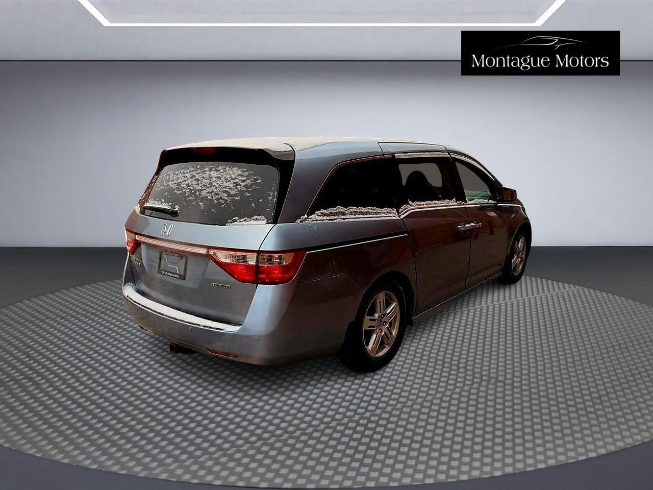 2011 Honda Odyssey Touring with Rear Entertainment System and Navigation Photo4