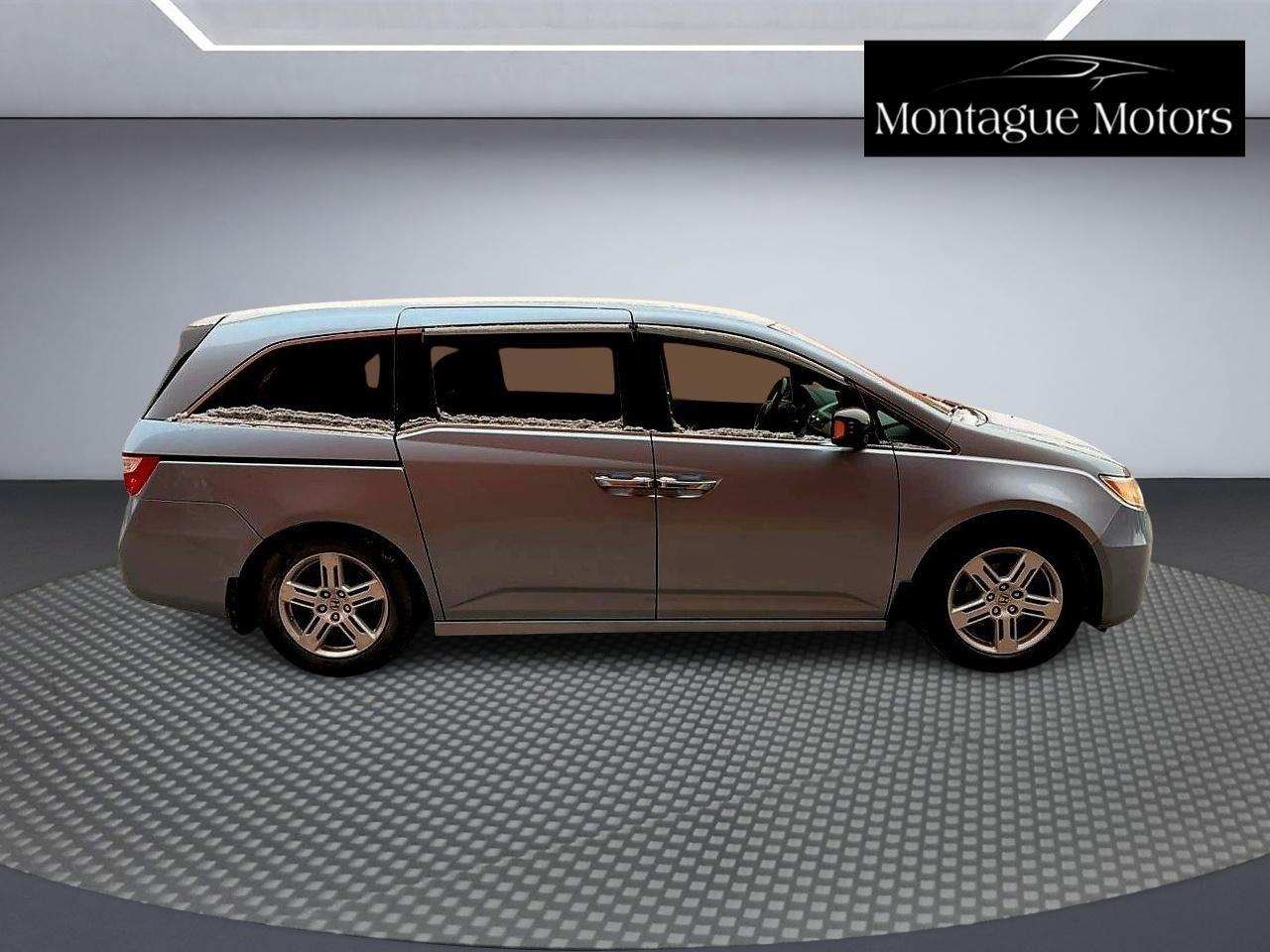 2011 Honda Odyssey Touring with Rear Entertainment System and Navigation Photo3