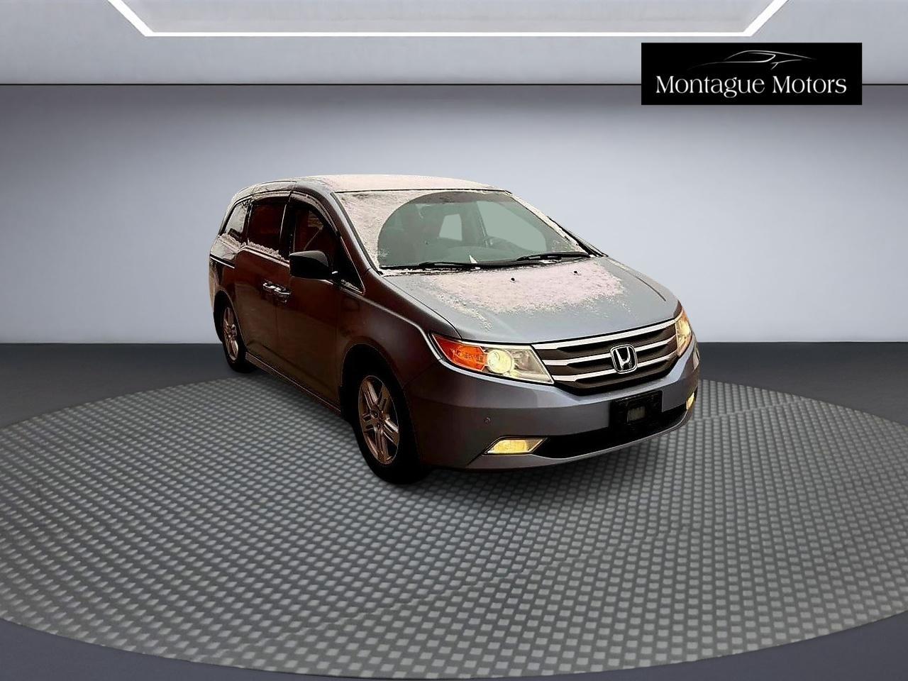 2011 Honda Odyssey Touring with Rear Entertainment System and Navigation Photo2