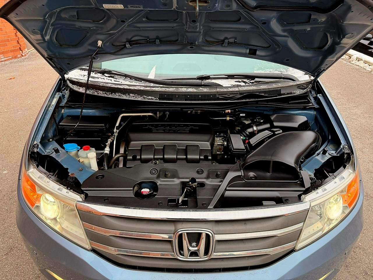 2011 Honda Odyssey Touring with Rear Entertainment System and Navigation Photo