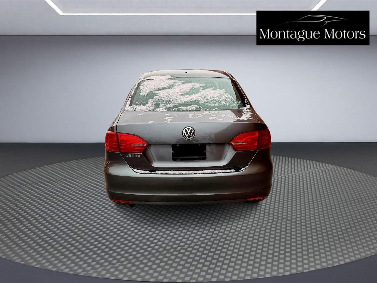 2012 Volkswagen Jetta Sedan 4DR 2.0L MAN TRENDLINE Photo