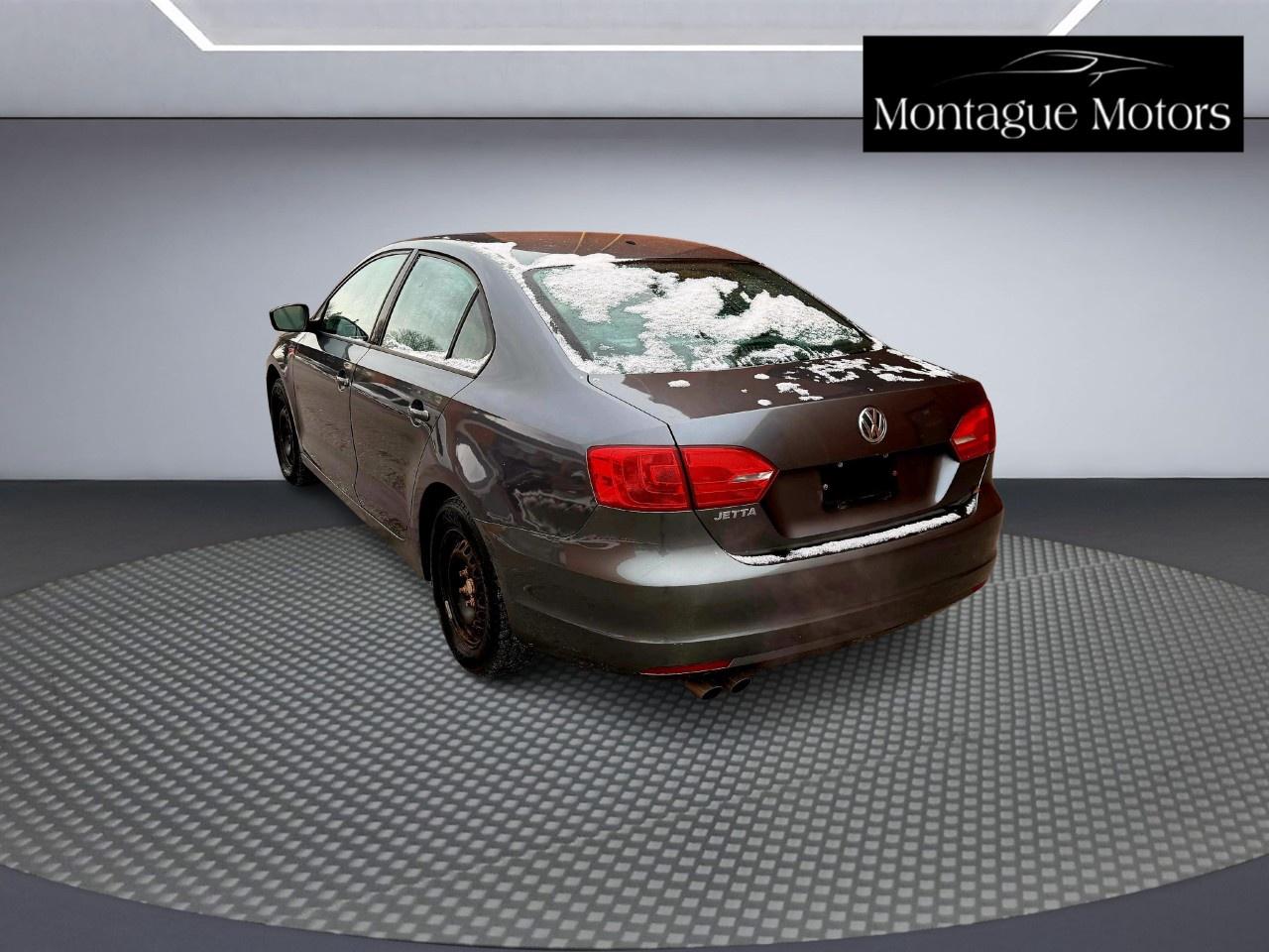 2012 Volkswagen Jetta Sedan 4DR 2.0L MAN TRENDLINE Photo
