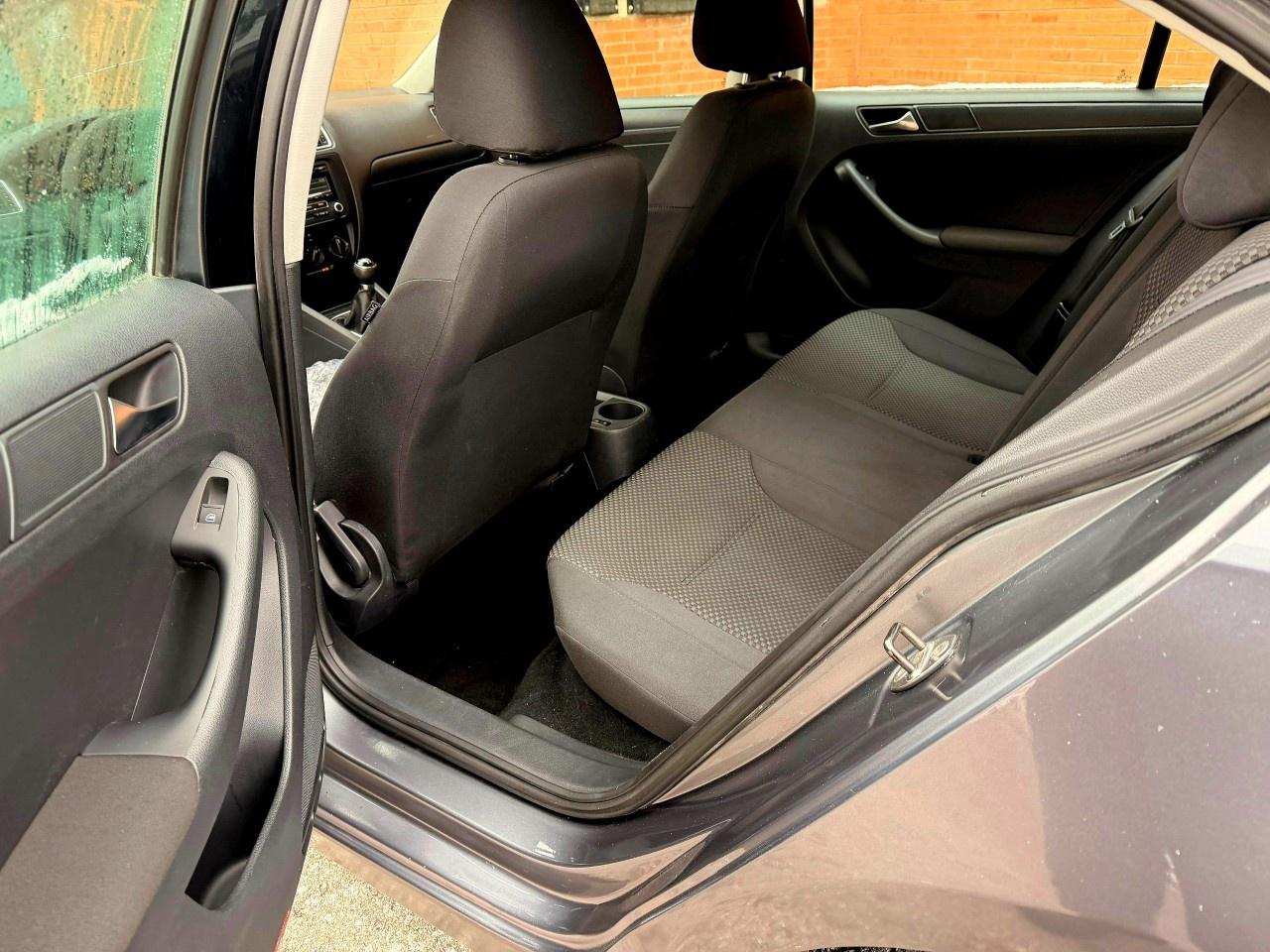 2012 Volkswagen Jetta Sedan 4DR 2.0L MAN TRENDLINE Photo