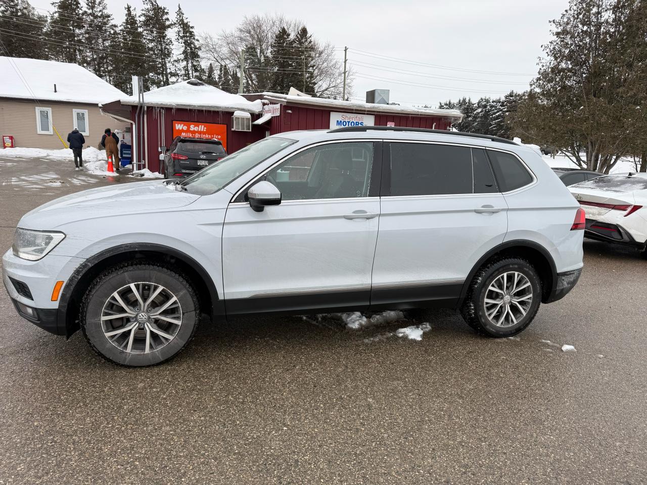 2018 Volkswagen Tiguan COMFORTLINE Photo2