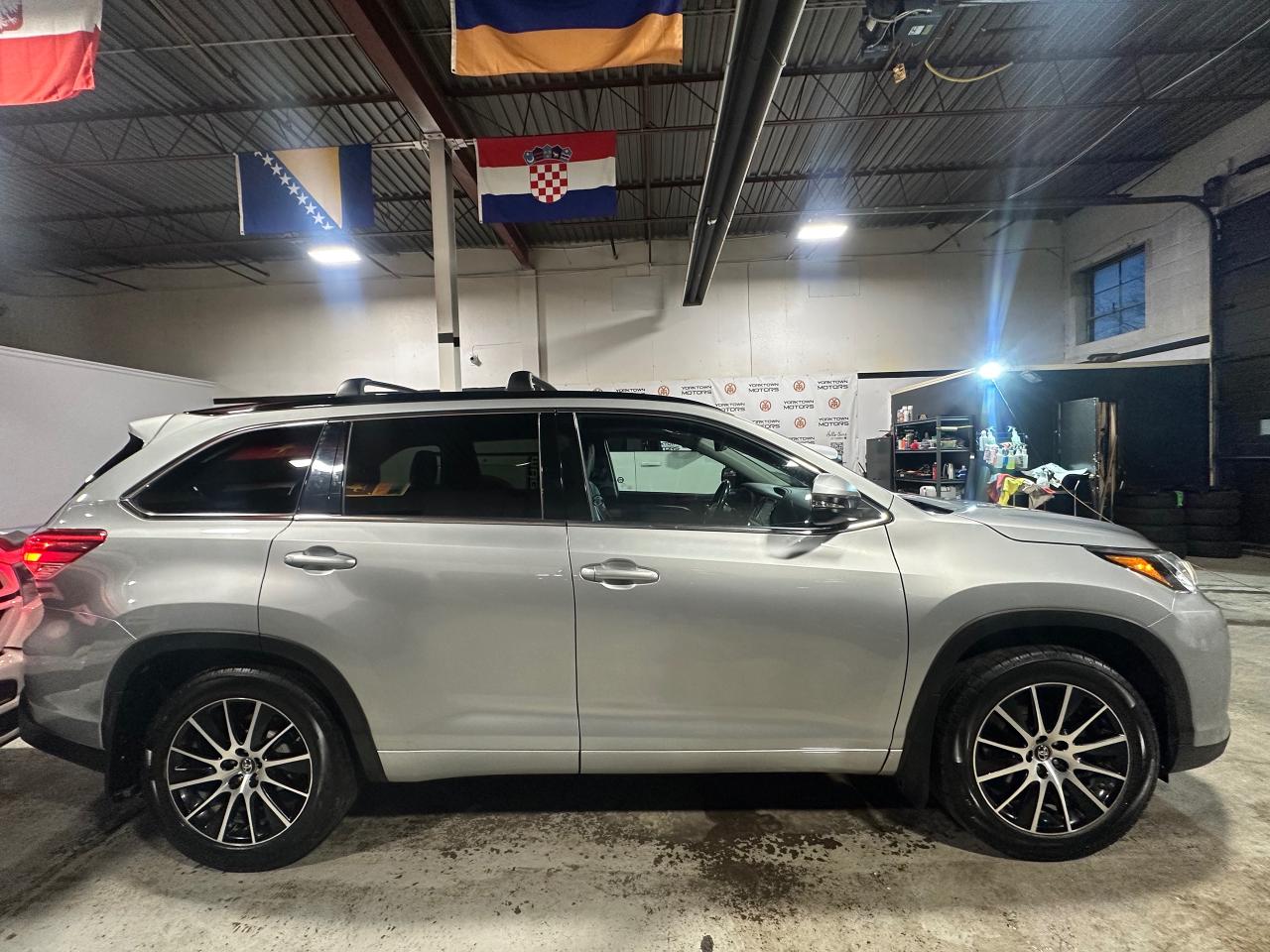 2017 Toyota Highlander SE | LEATHER | HEATED SEATS | SUNROOF | 7 PASSENG Photo