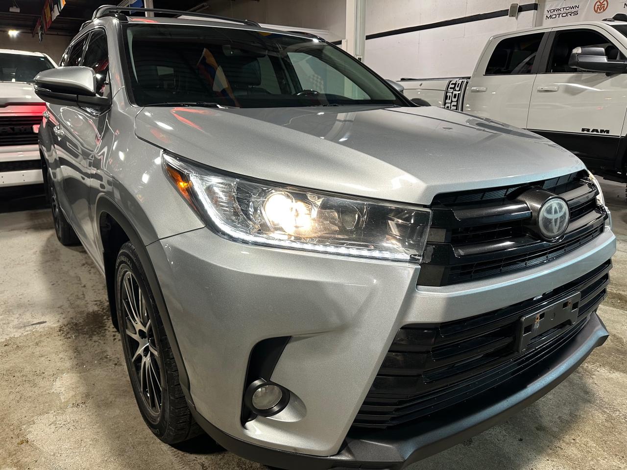 2017 Toyota Highlander SE | LEATHER | HEATED SEATS | SUNROOF | 7 PASSENG Photo