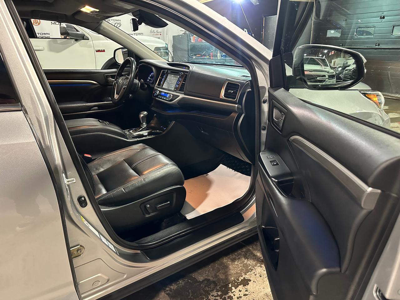 2017 Toyota Highlander SE | LEATHER | HEATED SEATS | SUNROOF | 7 PASSENG Photo