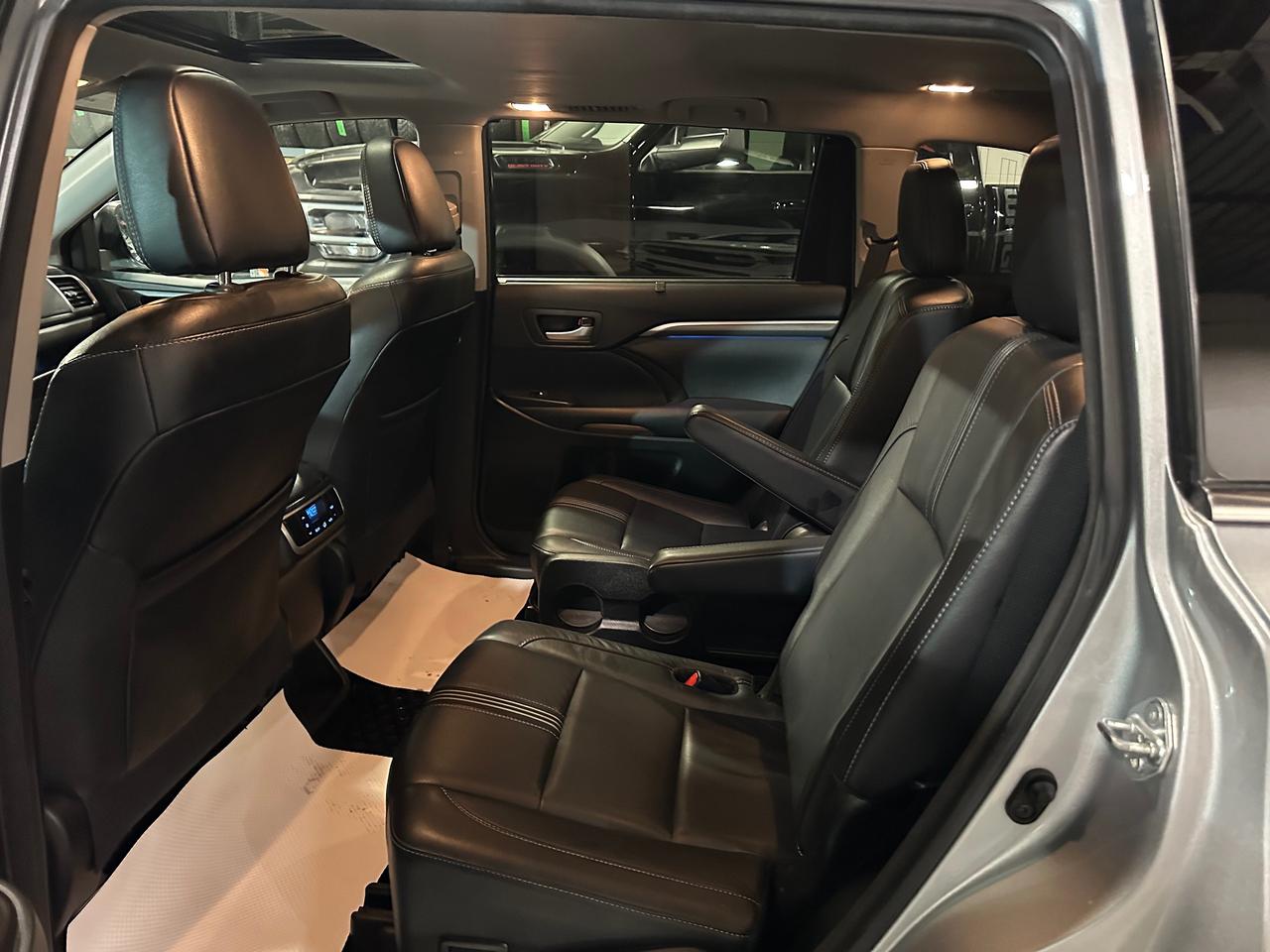 2017 Toyota Highlander SE | LEATHER | HEATED SEATS | SUNROOF | 7 PASSENG Photo