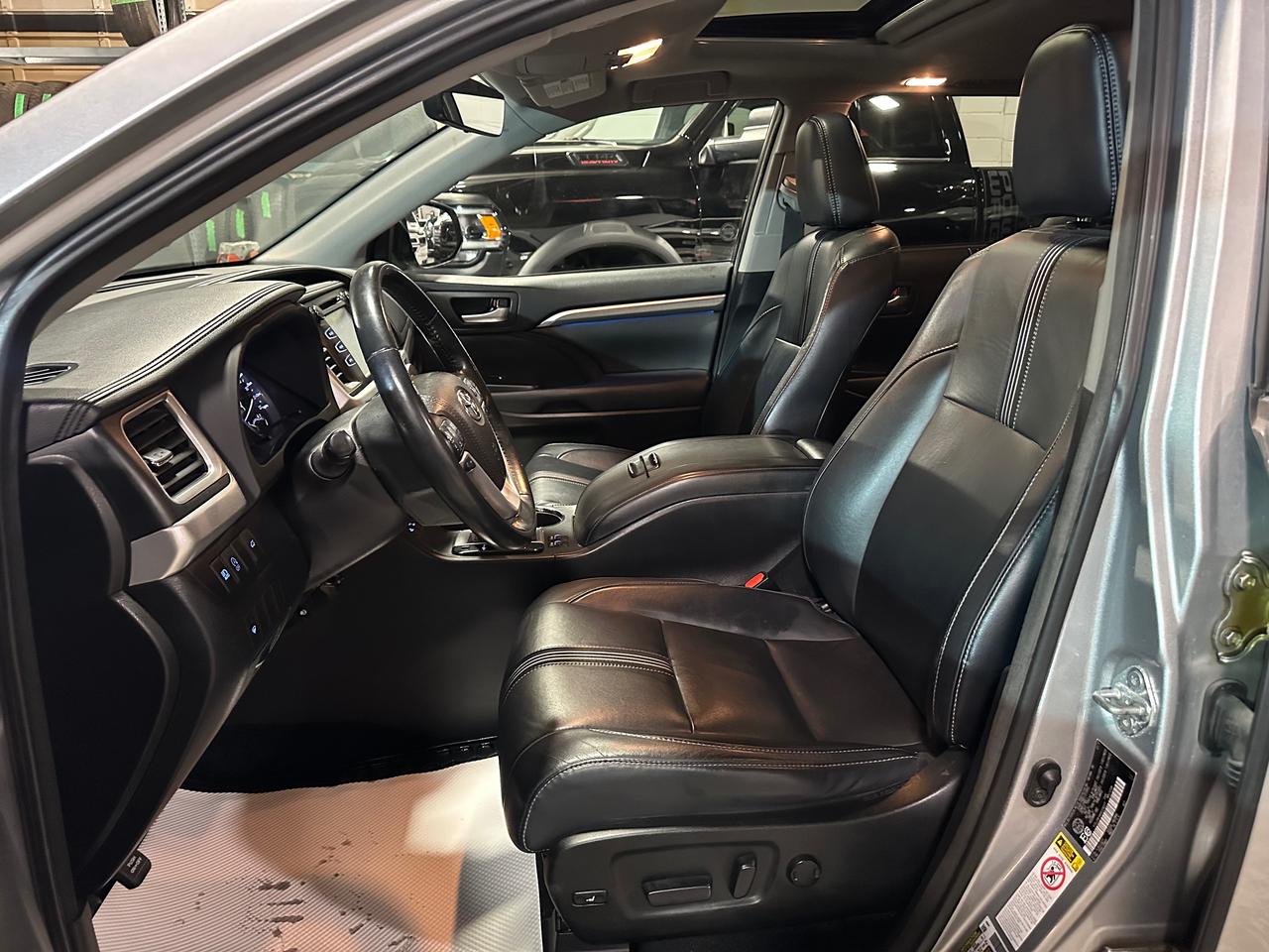 2017 Toyota Highlander SE | LEATHER | HEATED SEATS | SUNROOF | 7 PASSENG Photo