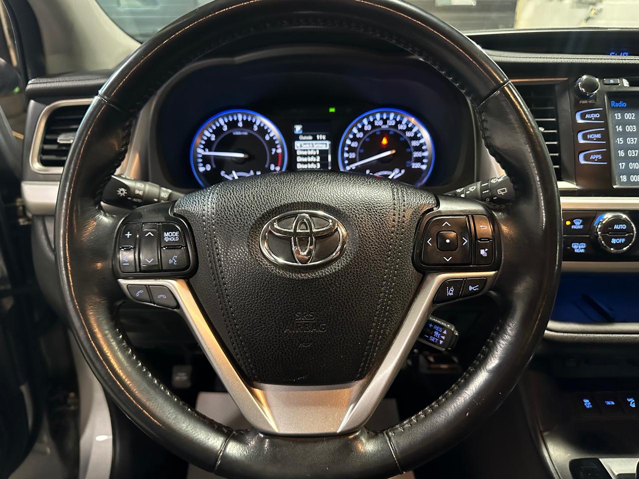 2017 Toyota Highlander SE | LEATHER | HEATED SEATS | SUNROOF | 7 PASSENG Photo