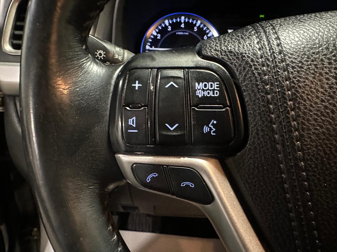 2017 Toyota Highlander SE | LEATHER | HEATED SEATS | SUNROOF | 7 PASSENG Photo