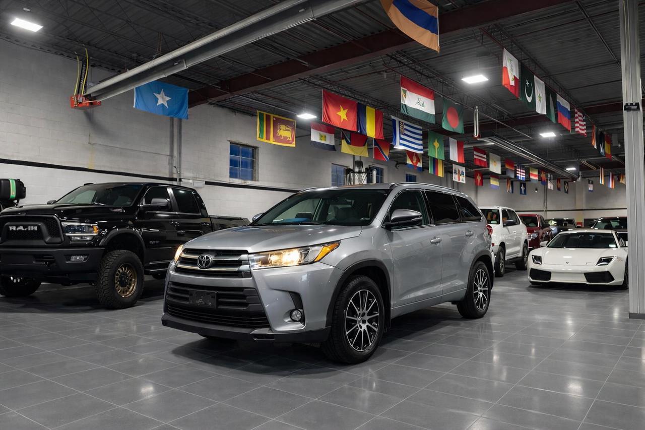 2017 Toyota Highlander SE | LEATHER | HEATED SEATS | SUNROOF | 7 PASSENG Photo0