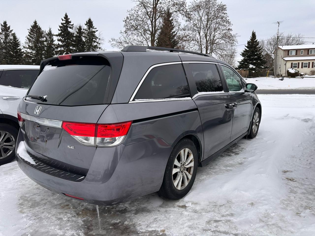 2014 Honda Odyssey SE Photo2