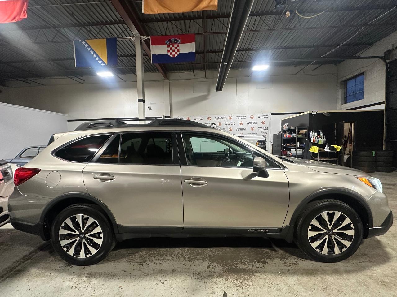 2016 Subaru Outback 3.6R w/Limited & Tech Pkg Photo3