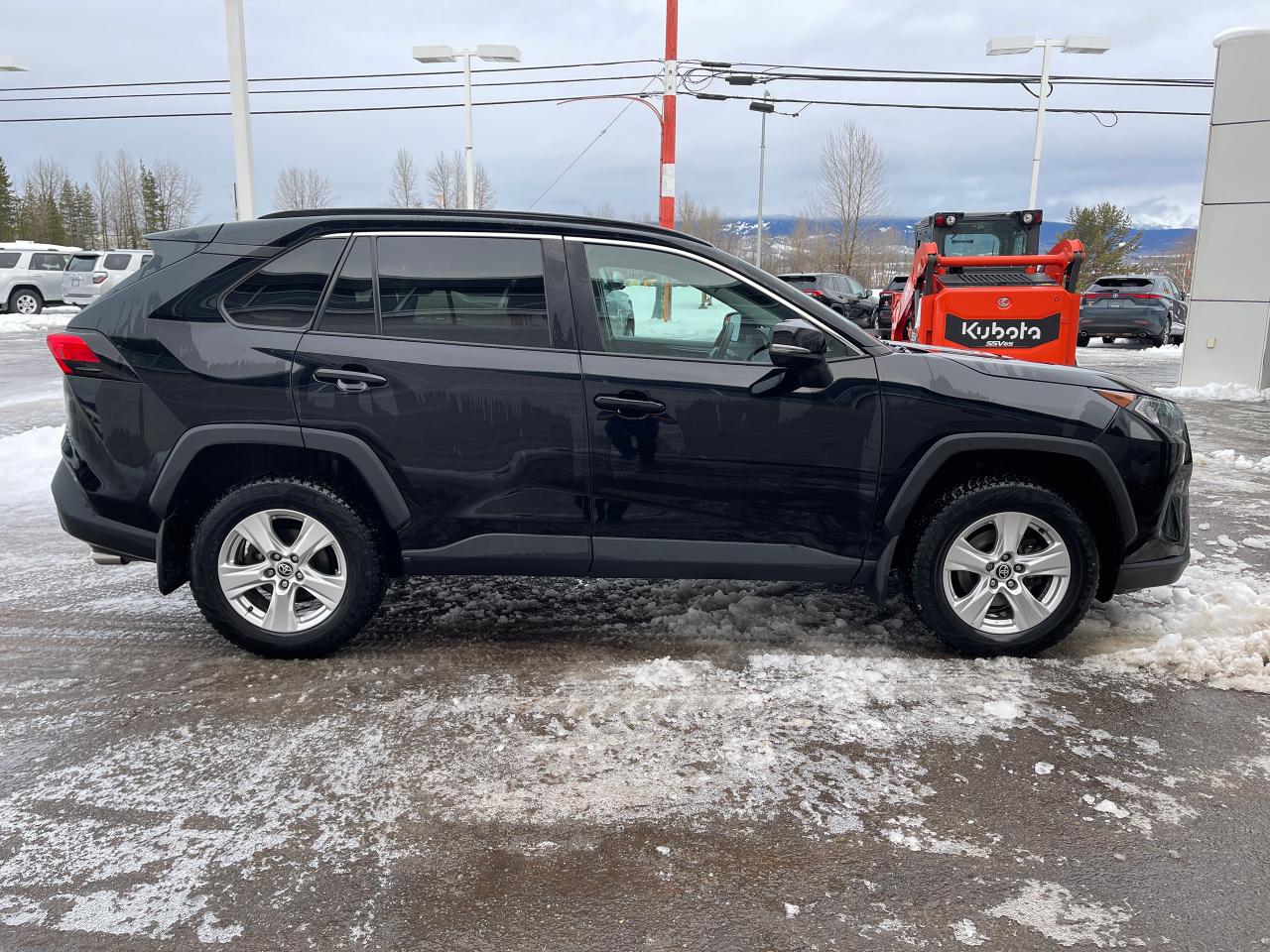 2021 Toyota RAV4 XLE Photo3