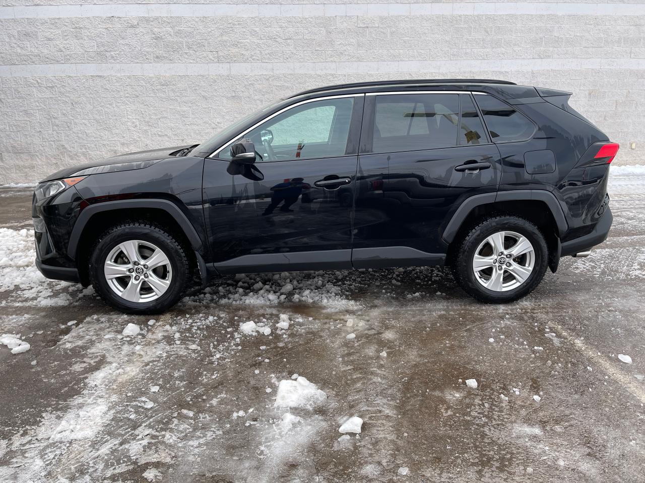 2021 Toyota RAV4 XLE Photo2