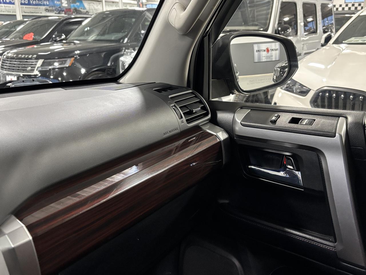 2018 Toyota 4Runner V6|4WD|NAV|BROWNLEATHER|SUNROOF|7PASSENGER|WOOD|++ Photo