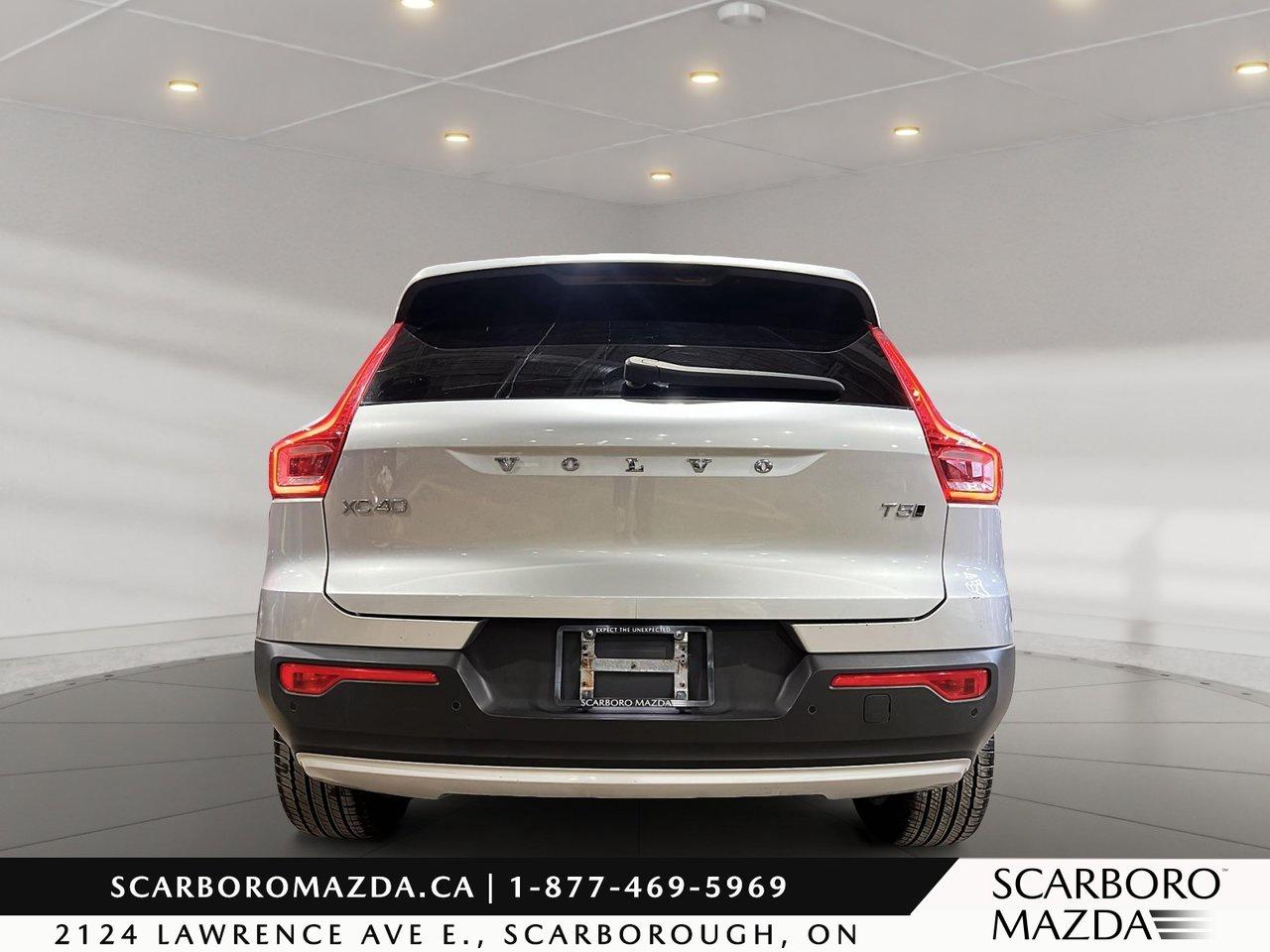 2019 Volvo XC40 Momentum Photo4