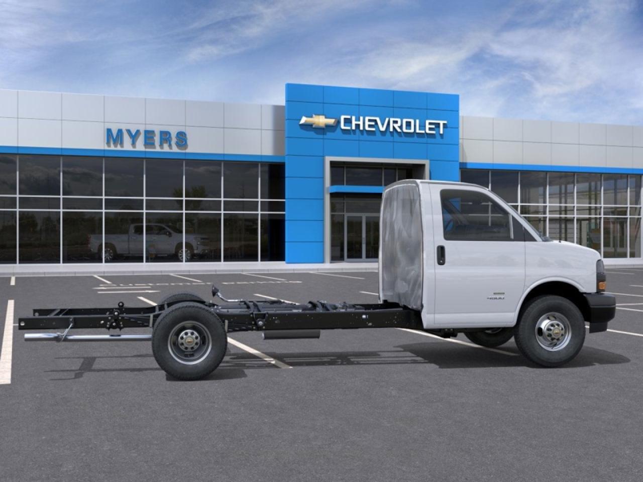 2025 Chevrolet Express Commercial Cutaway Van 159  EXPRESS 12 FOOT CUBE VAN 6.6 GAS Photo4