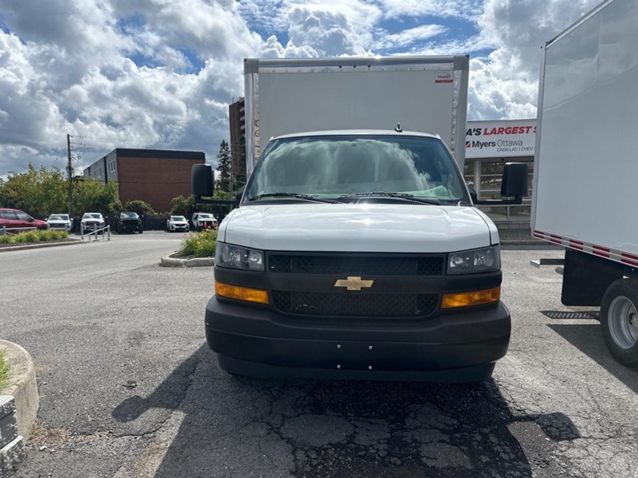 2025 Chevrolet Express Commercial Cutaway Van 159  EXPRESS 12 FOOT CUBE VAN 6.6 GAS Photo5