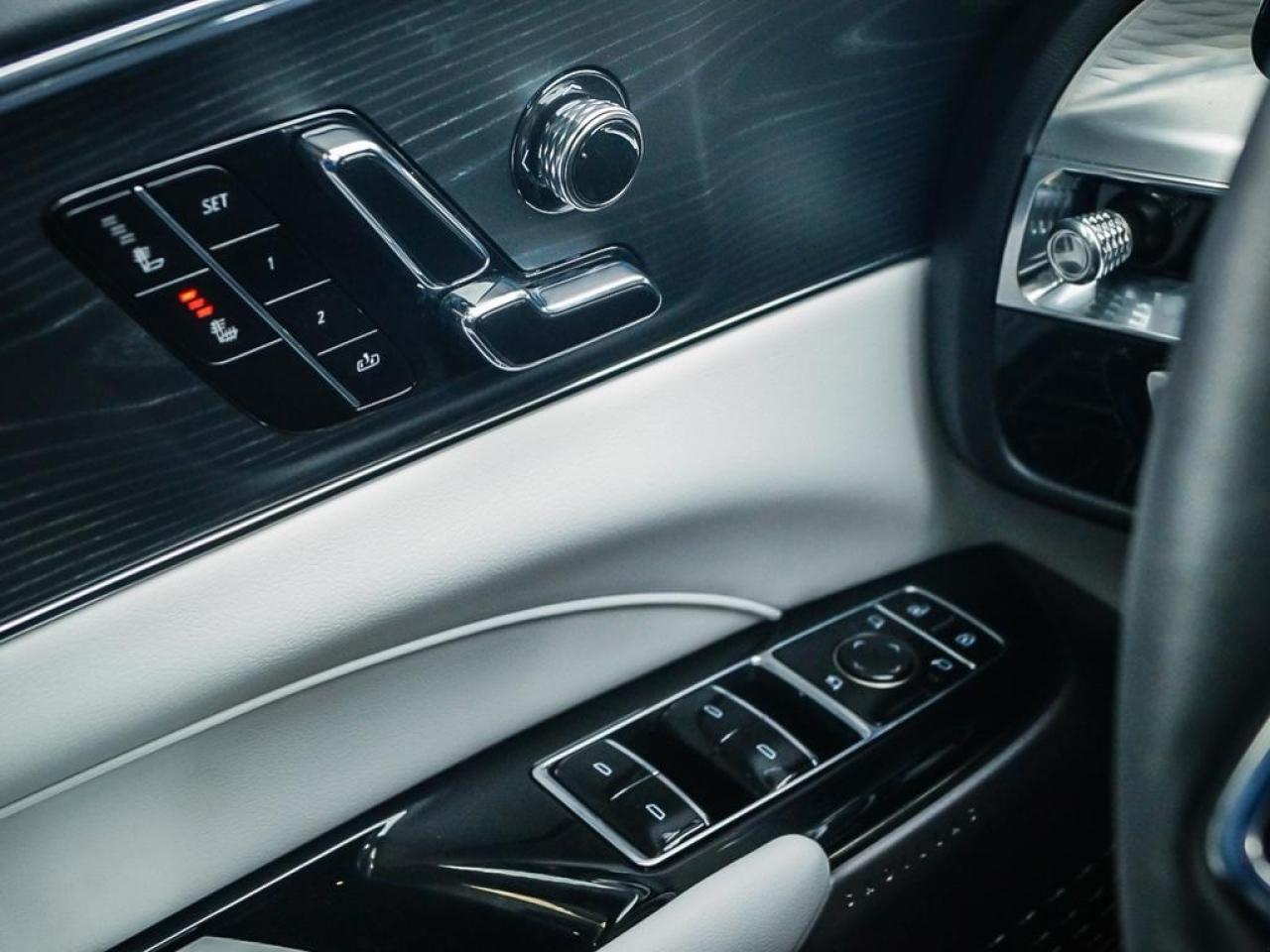 2024 Cadillac LYRIQ Luxury  LUXURY, AWD, GLASS ROOF, LIKE NEW Photo