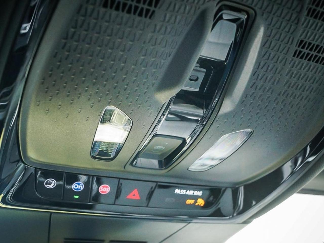 2024 Cadillac LYRIQ Luxury  LUXURY, AWD, GLASS ROOF, LIKE NEW Photo