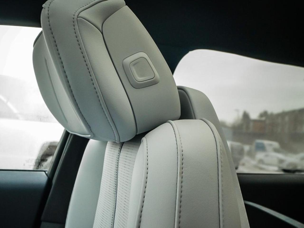 2024 Cadillac LYRIQ Luxury  LUXURY, AWD, GLASS ROOF, LIKE NEW Photo