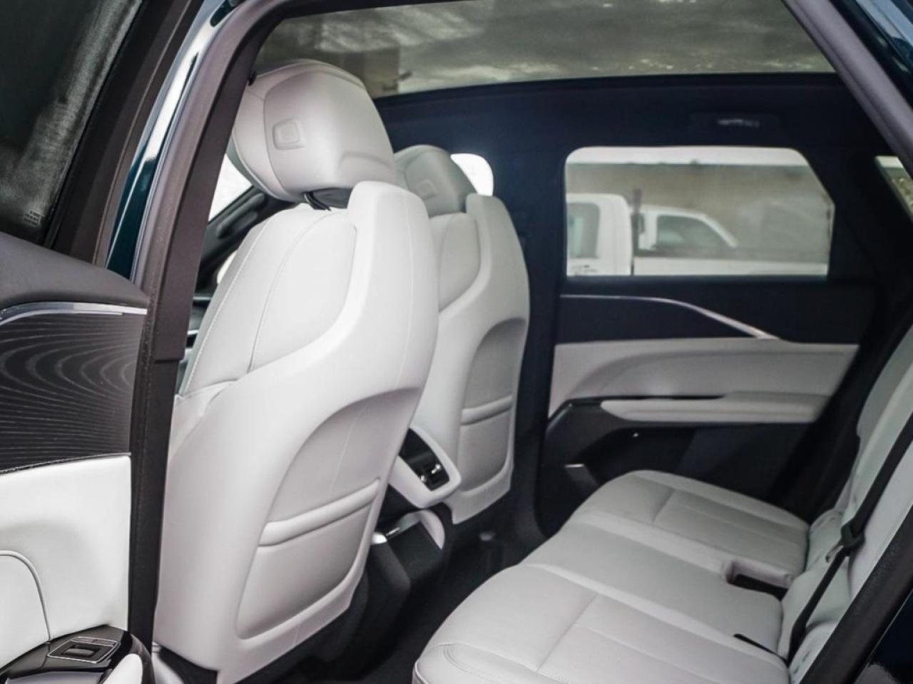 2024 Cadillac LYRIQ Luxury  LUXURY, AWD, GLASS ROOF, LIKE NEW Photo