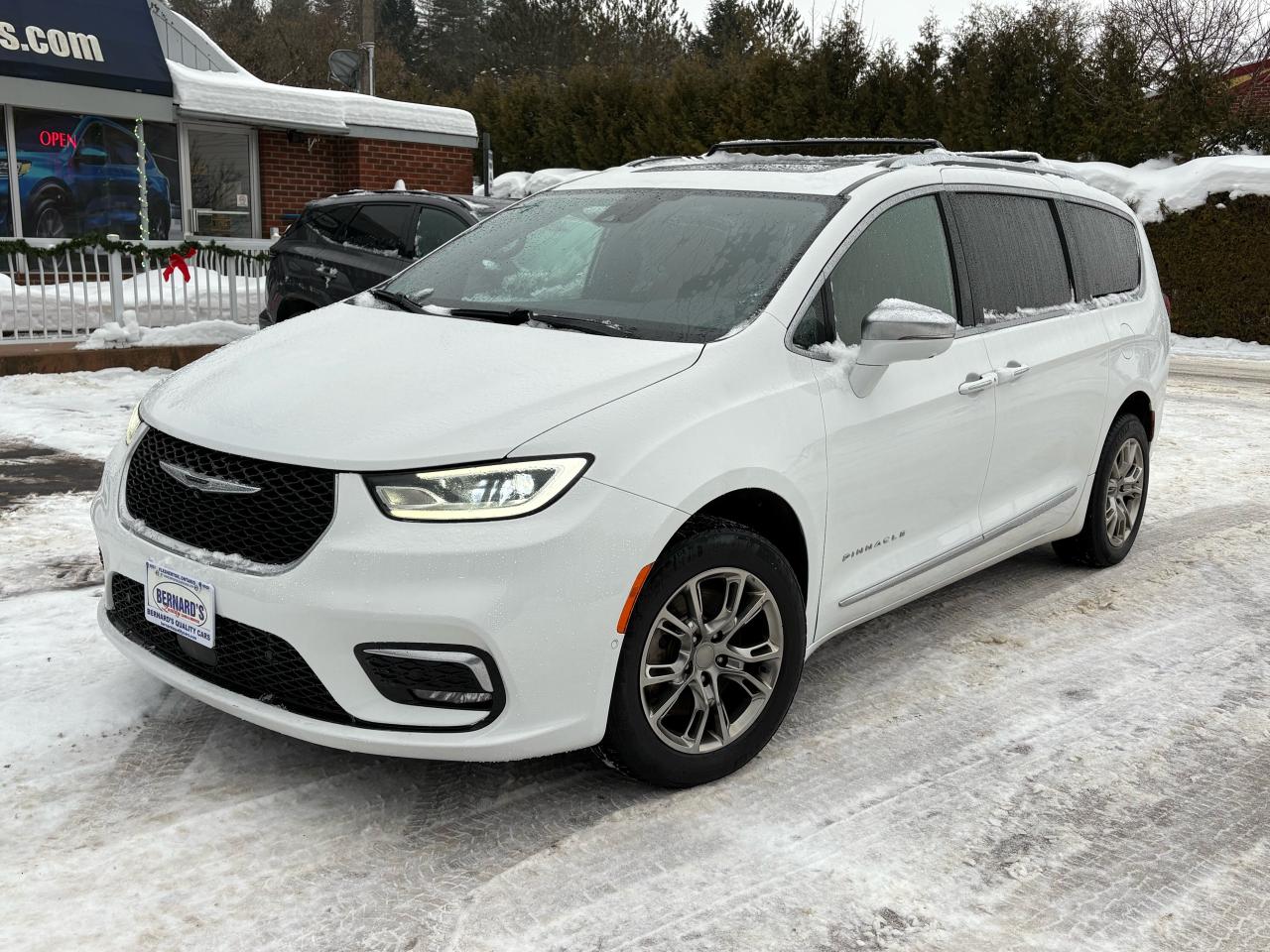 2022 Chrysler Pacifica Pinnacle AWD, Loaded Photo2