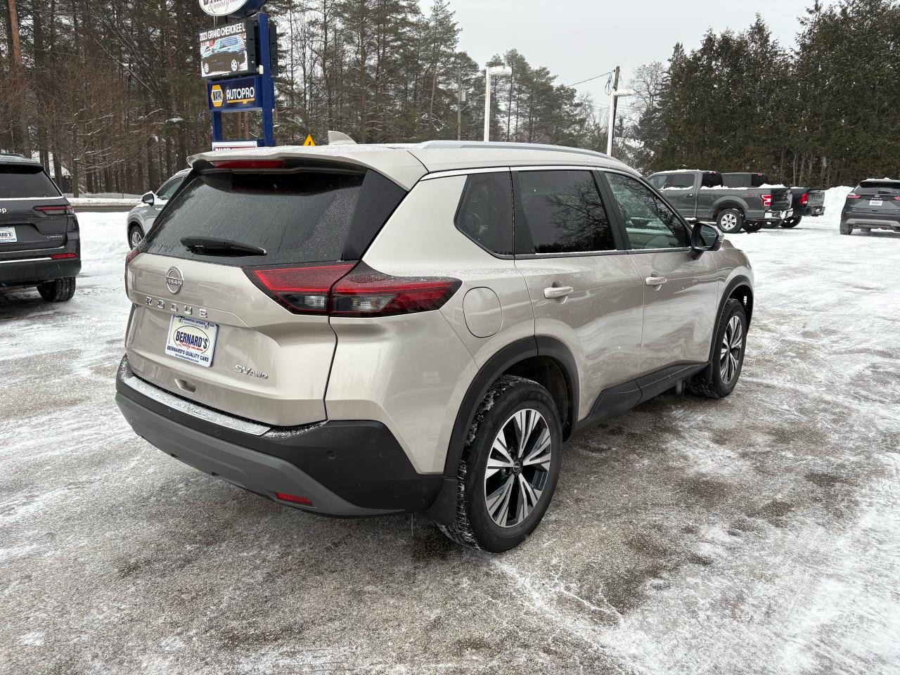 2023 Nissan Rogue SV MOONROOF Photo