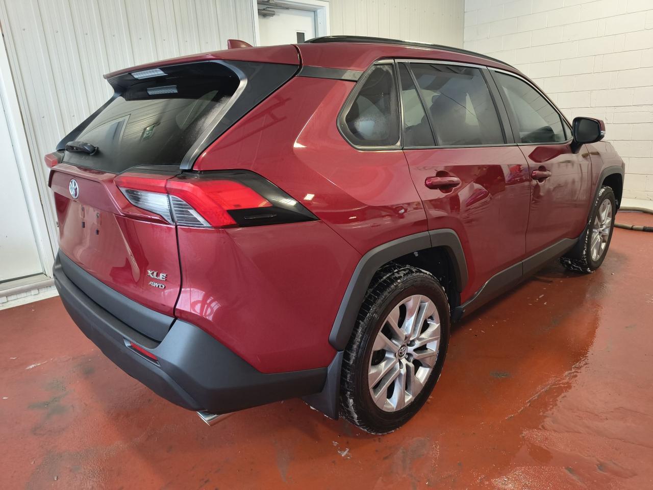 2021 Toyota RAV4 XLE AWD Photo1