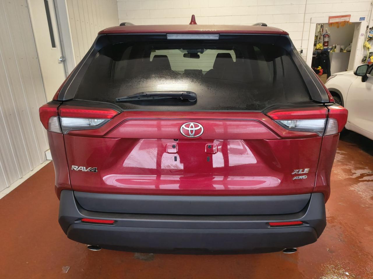 2021 Toyota RAV4 XLE AWD Photo4