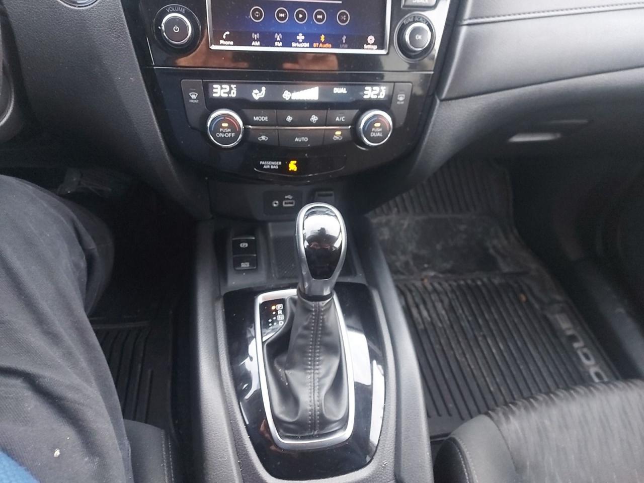 2020 Nissan Rogue SV Photo