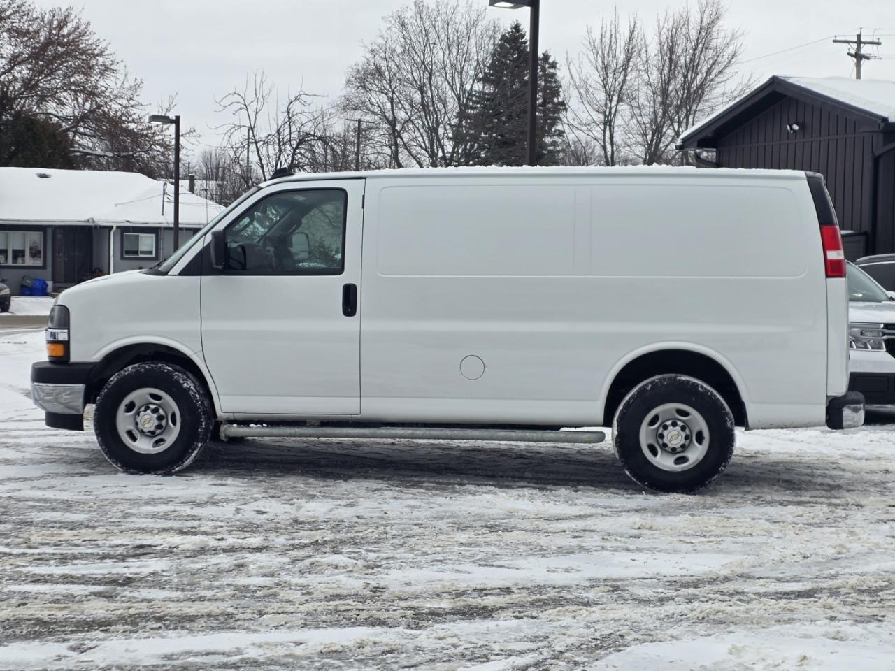 2024 Chevrolet Express 2500 Cargo Photo