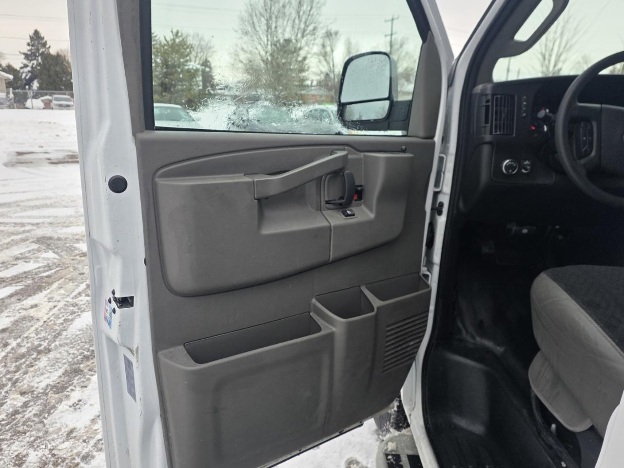 2024 Chevrolet Express 2500 Cargo Photo