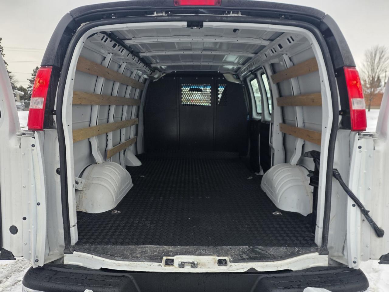 2024 Chevrolet Express 2500 Cargo Photo