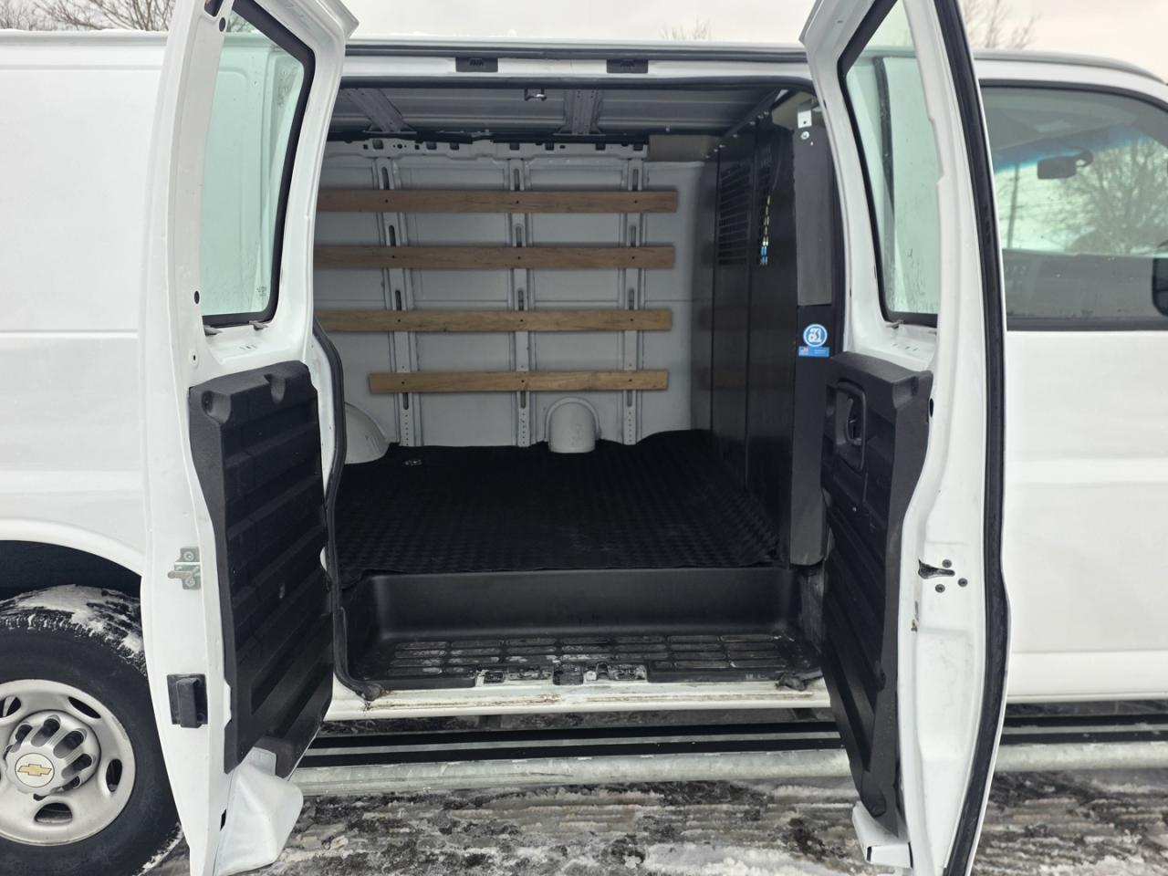 2024 Chevrolet Express 2500 Cargo Photo
