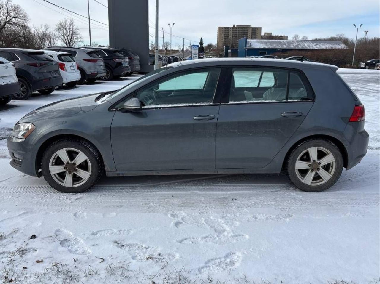 2017 Volkswagen Golf Highline - 5SPD, LEATHER, SUNROOF, HEATED SEATS!!! Photo4