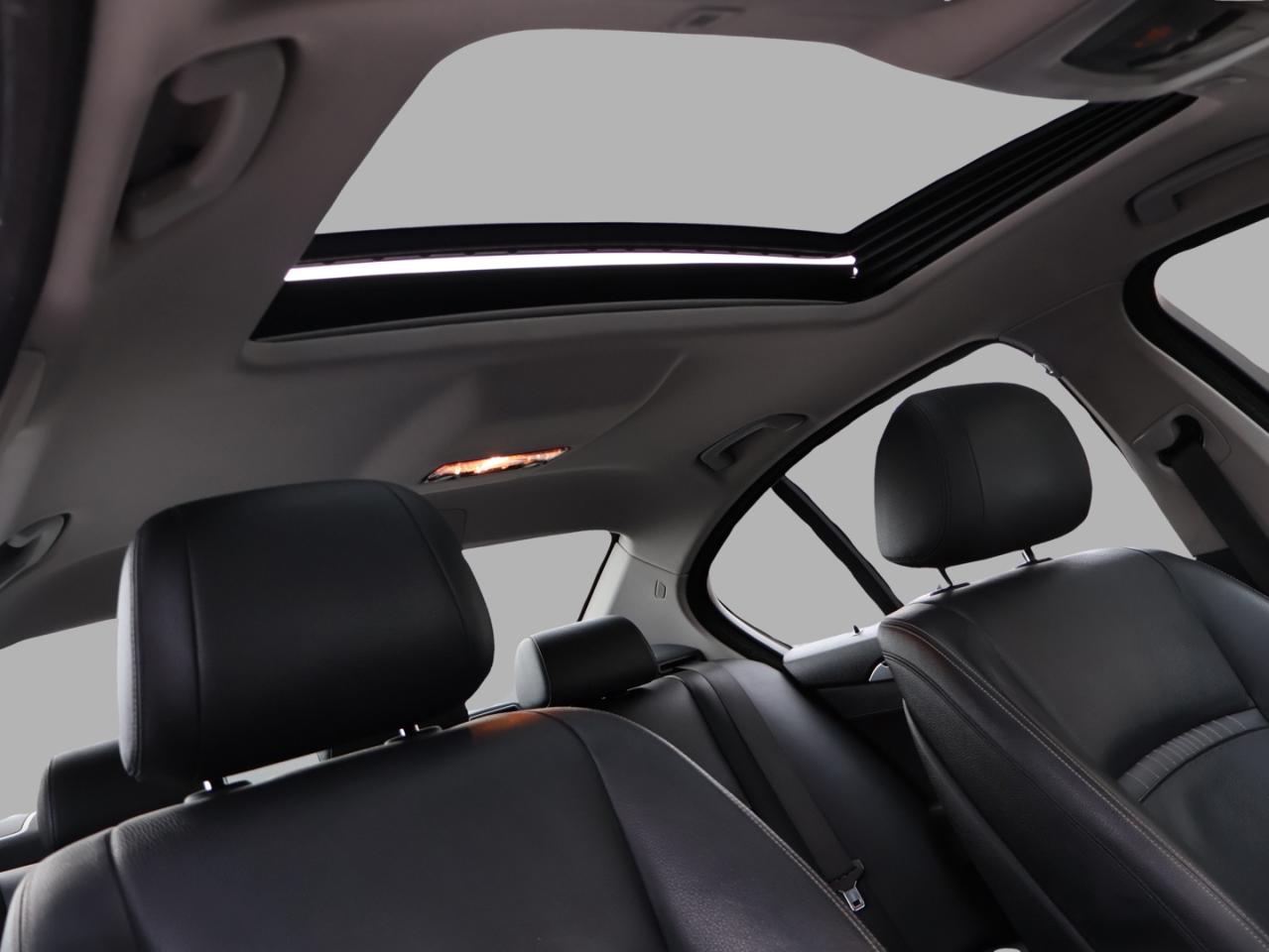 2016 BMW 5 Series 528i XDRIVE CERTIFIED NAV BLUETOOTH LEATHER HEATED SEATS SUNROOF CRUISE ALLOYS Photo