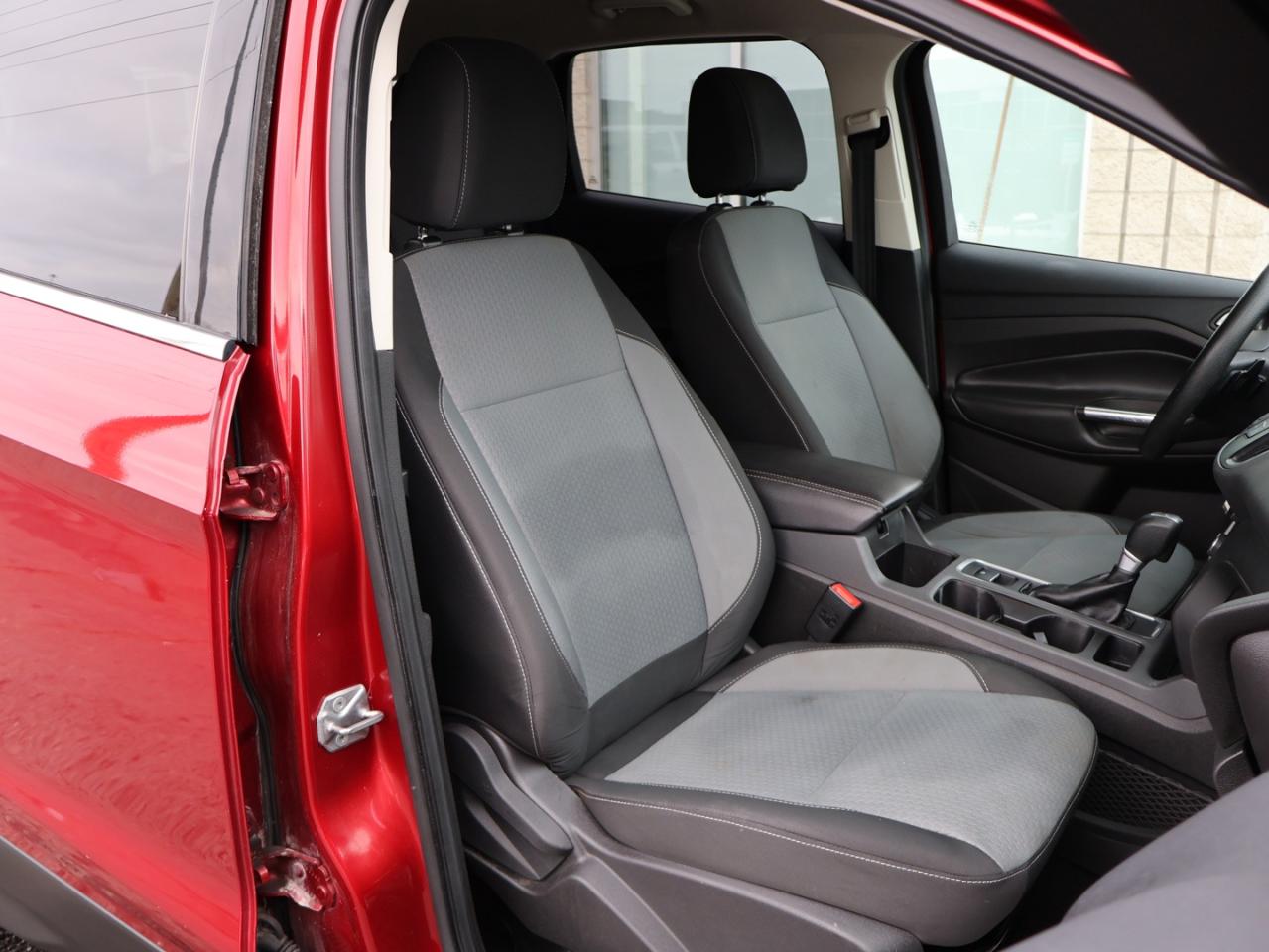 2017 Ford Escape SE CERTIFIED *ACCIDENT FREE*SERVCIE RECORDS* CAMERA BLUETOOTH HEATED SEATS CRUISE ALLOYS Photo