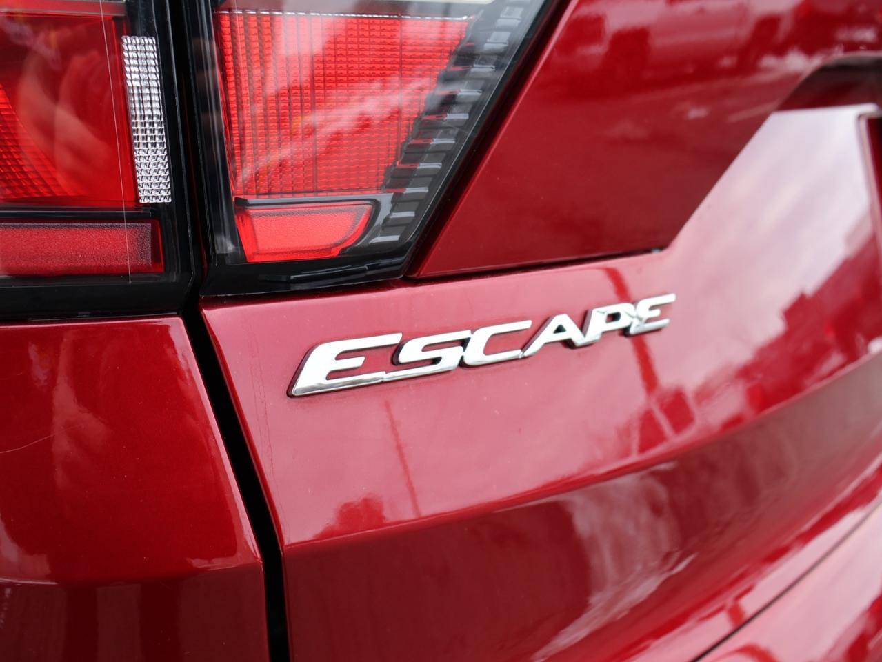 2017 Ford Escape SE CERTIFIED *ACCIDENT FREE*SERVCIE RECORDS* CAMERA BLUETOOTH HEATED SEATS CRUISE ALLOYS Photo