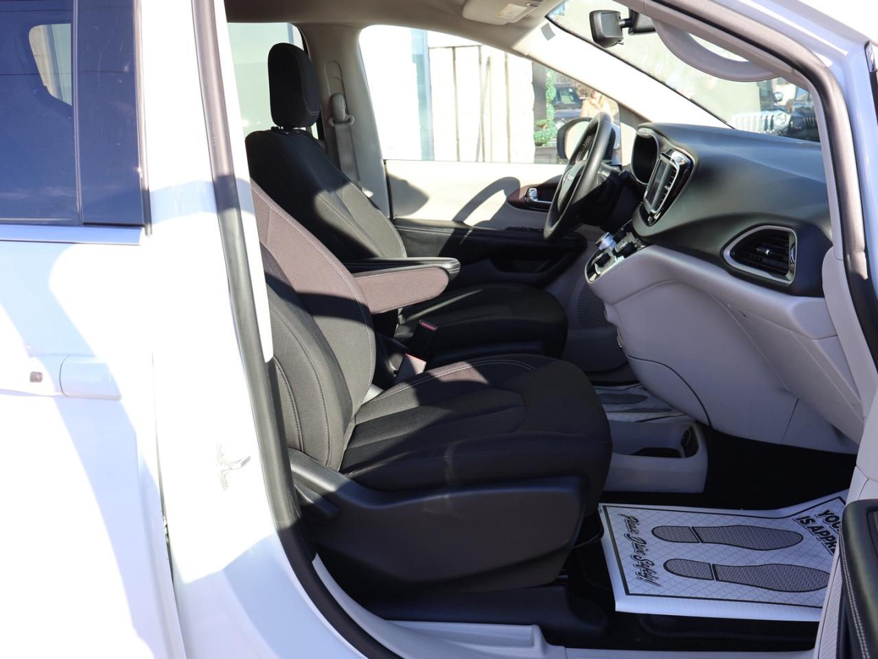 2022 Chrysler Pacifica TOURING  CERTIFIED *ACCIDENT FREE* CAMERA BLUETOOTH CRUISE ALLOYS Photo