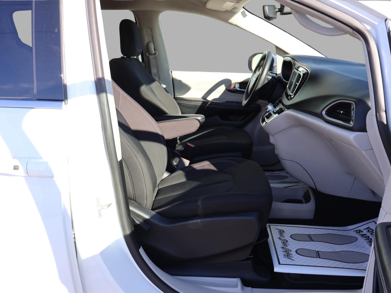 2022 Chrysler Pacifica TOURING  CERTIFIED *ACCIDENT FREE* CAMERA BLUETOOTH CRUISE ALLOYS Photo