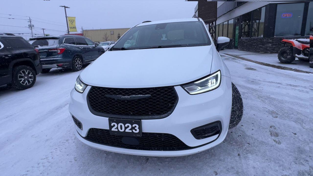 2023 Chrysler Pacifica Touring-L Photo2